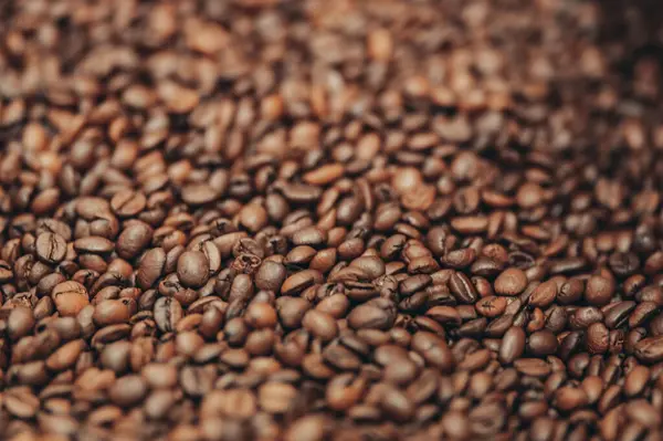 Bulanık bir geçmişi olan kahve çekirdeği yığını.