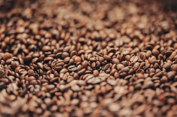 Masadaki kahve çekirdeği yığını.