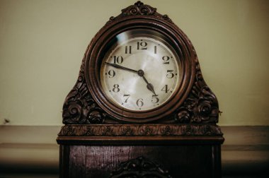 Aynada yansıması olan bir saat.