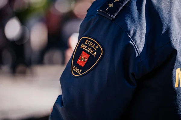 Bir polis memuru kalabalığın önünde duruyor.
