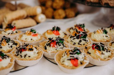 Muhtelif kek ve pastalarla dolu bir masa.