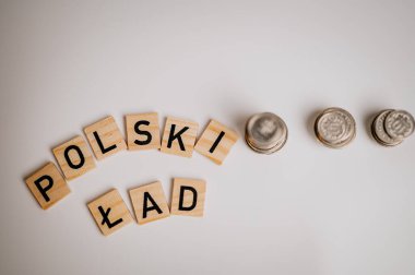 Beyaz bir arka planda tahta bloklara yazılmış knia kelimesi..