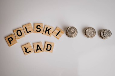 Sözcük cilası, tahta küplerden ve oyuncaktan hafif bir arkaplan..