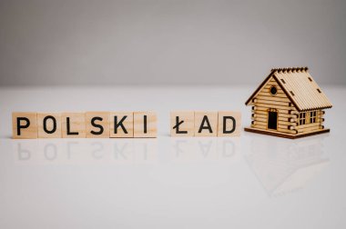 Tahta arka planda kelime evlerinin olduğu tahta küpler.