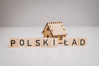 Ukrayna ve metin sembollü ahşap bir ev.