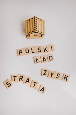 Tahta küplerden tahta arka planda parlayan papay.