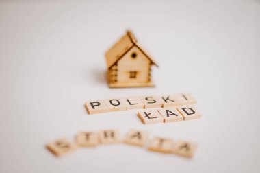 Polonya. Tahta küplerden parlatmalı sözcük