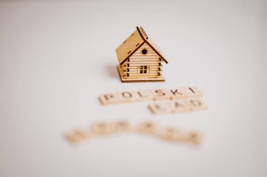 Beyaz arka plandaki ahşap evin yazıtları. Gayrimenkul kavramı.