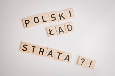 Ahşaptan yapılmış cilalı kelime