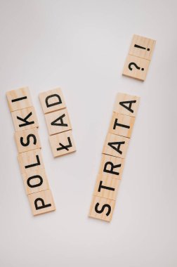 Ahşap küplerden yapılmış kelimeleri parlat ve parlat.