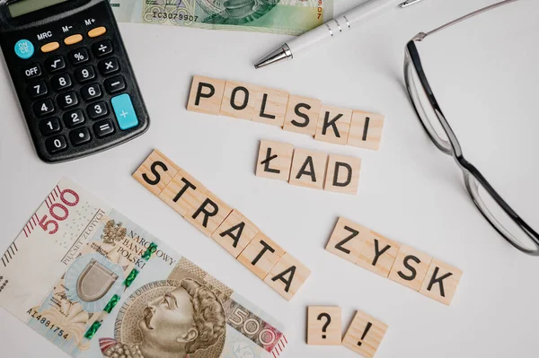 Banknotları, parayı, hesap makinesini ve kelime cilasını parlat