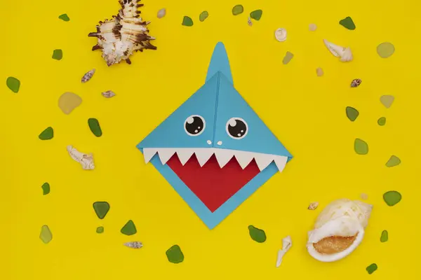 Origami kağıt bebek köpekbalığı yer imlerini renkli kağıtlardan yapıyorum. Çocuk sanat projesi. Diy konsepti. Adım adım fotoğraf talimatları. Nihai Sonuç.