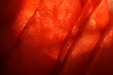 Soyut Kırmızı Parıldayan Kumaş Arkaplanı. Pankart ve arkaplan için saten dokuyu kapat