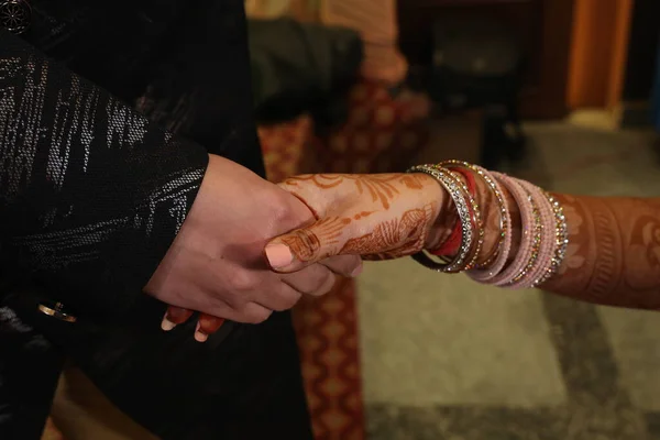 Sposa Sposo Mano Tenuta Solo Matrimonio Cerimonia Fidanzamento Coppia Indiana — Foto Stock