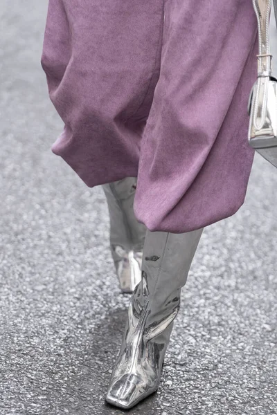 ミラノ イタリア 2022年9月21日 ストリートスタイルの衣装 女性は薄い紫色のウールの大きなパンツを身に着けている 銀光沢のあるニスの革ハンドバッグ 銀光沢のあるニスブロックヒール 膝ブーツ — ストック写真