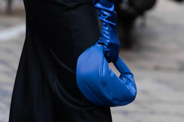 意大利米兰 2022年9月21日 街道风格的服装细节 女人穿着黑色长裙 紧身衣 蓝色皮手套和闪亮的蓝色皮包 提包的女人 — 图库照片