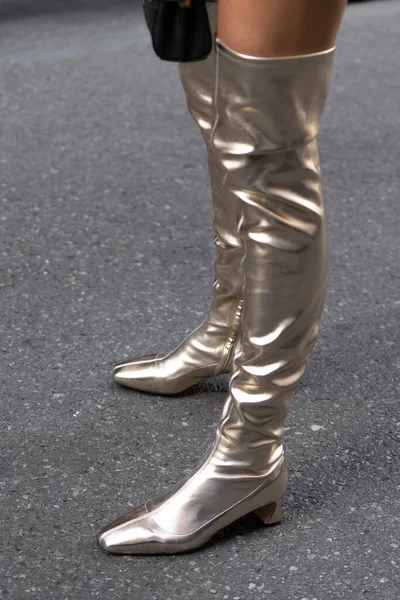 街道风格的服装细节 女人穿着银色闪亮的光彩夺目的高跟鞋 膝盖上的靴子 — 图库照片