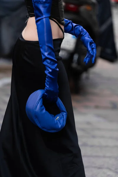 意大利米兰 2022年9月21日 街道风格的服装细节 女人穿着黑色长裙 紧身衣 蓝色皮手套和闪亮的蓝色皮包 提包的女人 — 图库照片