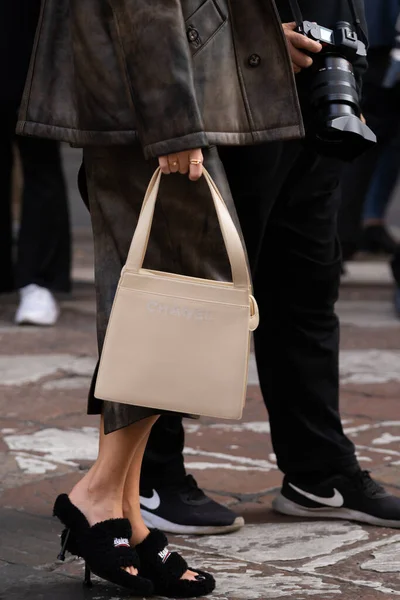 ミラノ イタリア 2022年9月21日 女性は黒と黒の色あせた革のコートを身に着けている 革ボタン付きジレ 黒と光沢のある革ミディスカート Balencagaからふわふわのサンダル シャネルからハンドバッグ — ストック写真