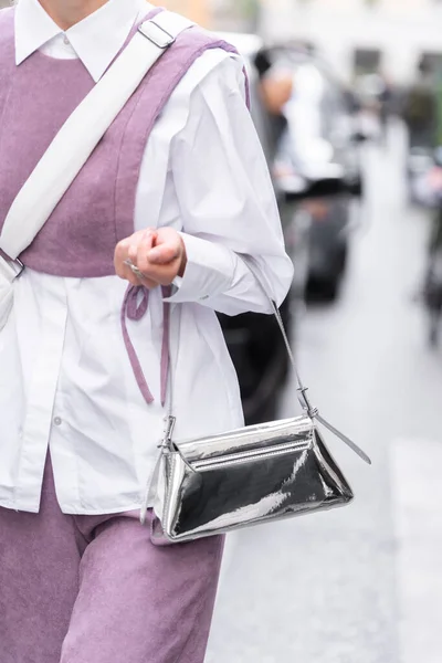 ミラノ イタリア 2022年9月21日 ストリートスタイルの衣装 女性が身に着けている薄い紫色のウールノースリーブ トリミングされたジレ マッチング淡い紫色のウール大パンツ シルバー光沢のあるニスレザーハンドバッグ — ストック写真