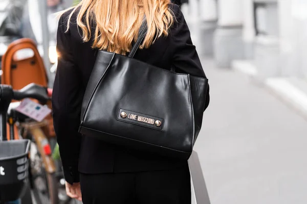 ミラノ イタリア 2022年9月21日 モッシーノ ストリートスタイルの衣装の詳細から黒のスーツと革光沢のある黒いハンドバッグを身に着けているスタイリッシュな女性 — ストック写真