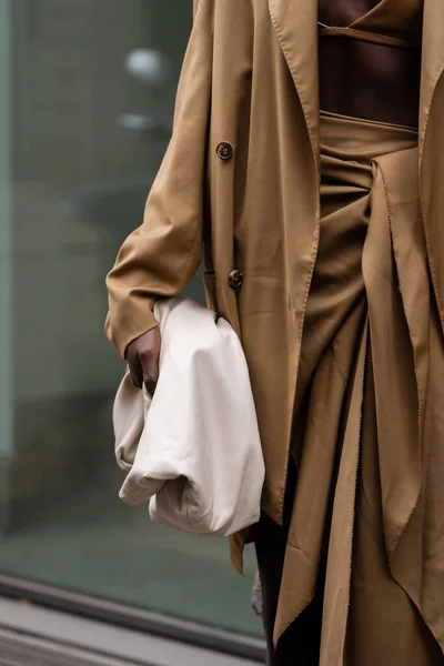 ミラノ イタリア 2022年9月21日 スタイリッシュな女性は ラクダの茶色のコートを着て スカートと作物のトップ 茶色のハイヒールの革のブーツ ベージュの革のハンドバッグ ストリートスタイルの服の詳細を保持 — ストック写真
