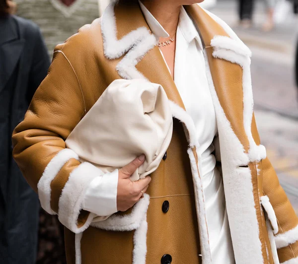 ミラノ イタリア 2022年9月21日 シープスキンのコートと白いハンドバッグ ストリートスタイルの服の詳細を身に着けているスタイリッシュな女性 — ストック写真
