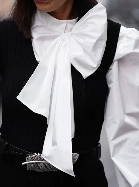 Milão Itália Setembro 2022 Mulher Vestindo Blusa Branca Com Sopro — Fotografia de Stock