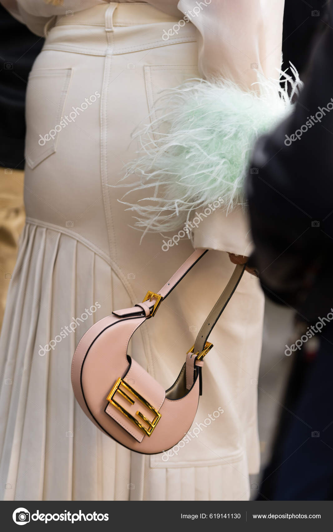 Milão Itália Setembro 2022 Mulher Elegante Vestindo Saco Fendi Cookie —  Fotografia de Stock Editorial © photo-lime #619141130