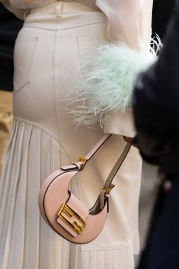 Milan, İtalya - 21 Eylül 2022: Çantalı şık kadın Fendi Cookie açık pembe deri çanta, sokak tarzı kıyafet ayrıntıları