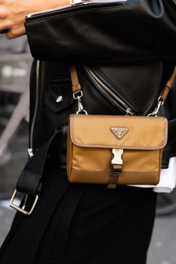 Milan, İtalya - 21 Eylül 2022: Re-Nylon ve Saffiano marka deri telefon çantası giyen şık bir kadın, Prada 'dan.