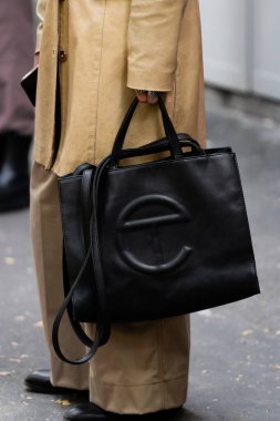 Milan, İtalya - 21 Eylül 2022: Telfar orta boy alışveriş çantası takan şık kadın, sokak tarzı kıyafet ayrıntıları