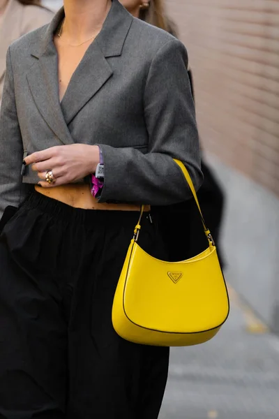 ミラノ イタリア 2022年9月21日 スタイリッシュな男性と女性がプラダのバッグを着て ストリートスタイルの服の詳細 — ストック写真