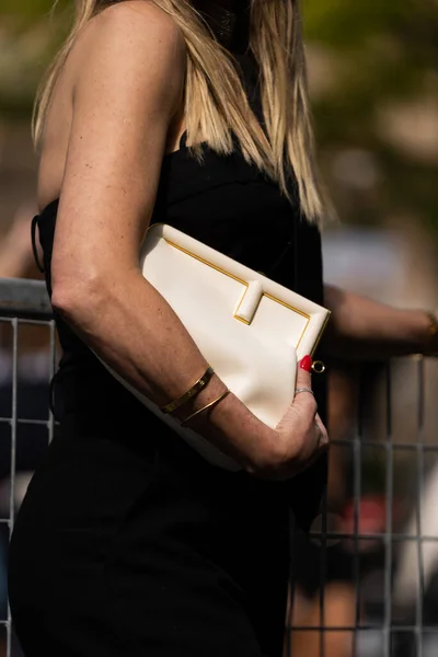 Μιλάνο Ιταλία Σεπτέμβριος 2022 Γυναίκα Φορώντας Καμέλιας Χρώματος Γυαλιστερό Δέρμα — Φωτογραφία Αρχείου
