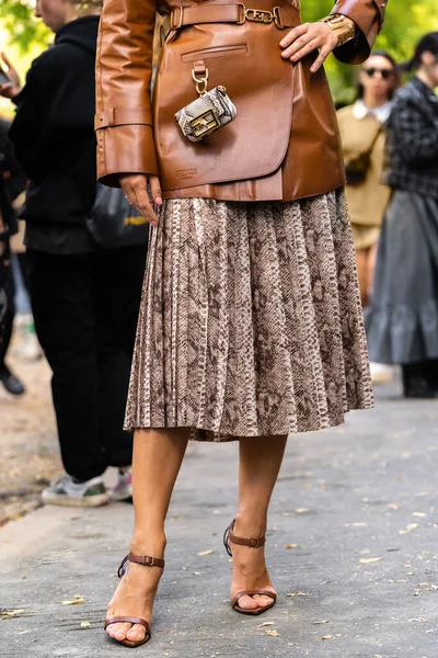 Milão Itália Setembro 2022 Mulher Vestindo Saco Padrão Impressão Cobra — Fotografia de Stock