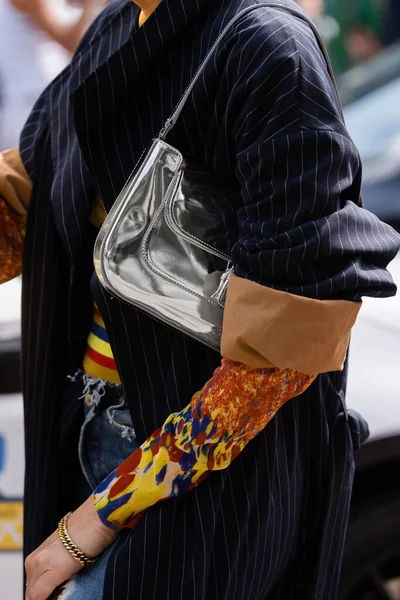 意大利米兰 2022年9月21日 一位身穿银色米兰达皮包的女士经过 详细介绍了街道风格的服装 — 图库照片