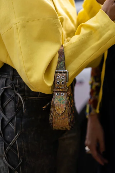 意大利米兰 2022年9月21日 穿着Far Amira金属效果手提包的女人 街道风格服装细节 — 图库照片