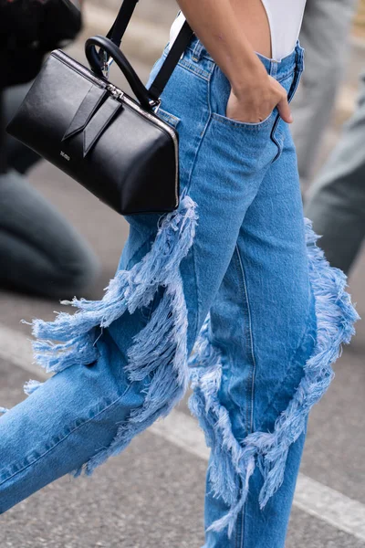 Milan Itálie Září 2022 Žena Modrých Džínsových Kalhotách Třásněmi Černou — Stock fotografie