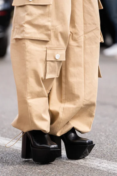 意大利米兰 2022年9月21日 女人穿着米黄色货物片裤子 黑色闪亮皮革平台高跟鞋 街道服装细节 — 图库照片