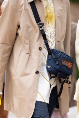 Milan, İtalya - 21 Eylül 2022: Adam Prada 'dan erkek naylon postacı çantası giyiyor, sokak tarzı kıyafet ayrıntıları.