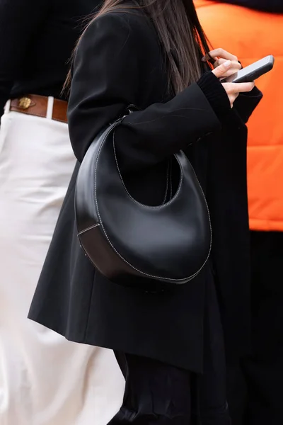 Μιλάνο Ιταλία Σεπτέμβριος 2022 Γυναίκα Φοράει Μαύρο Δέρμα Staud Μίνι — Φωτογραφία Αρχείου