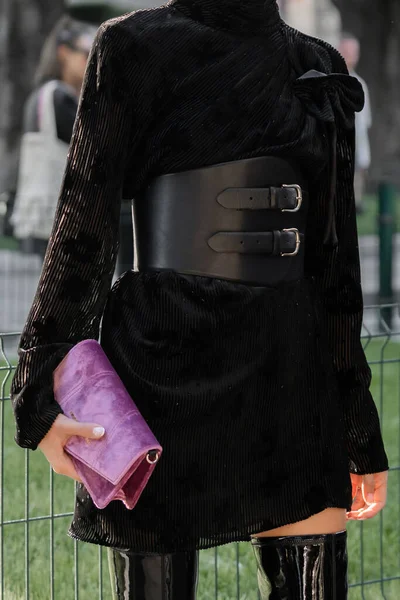 Μιλάνο Ιταλία Σεπτέμβριος 2022 Γυναίκα Φορώντας Λιλά Μωβ Τσάντα Συμπλέκτη — Φωτογραφία Αρχείου