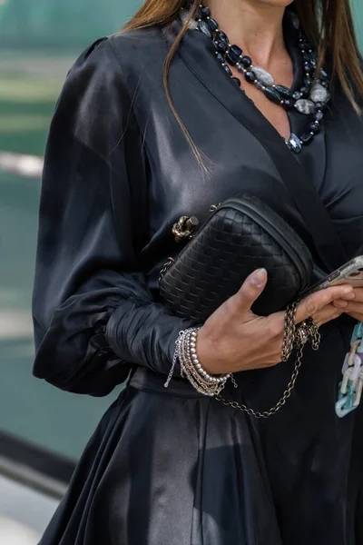 Μιλάνο Ιταλία Σεπτέμβριος 2022 Γυναίκα Φοράει Σατέν Κόμπο Συμπλέκτη Δερμάτινα — Φωτογραφία Αρχείου