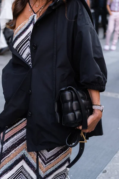 Мілан Італія Вересня 2022 Жінка Носить Чорну Сорочку Короткими Рукавами — стокове фото