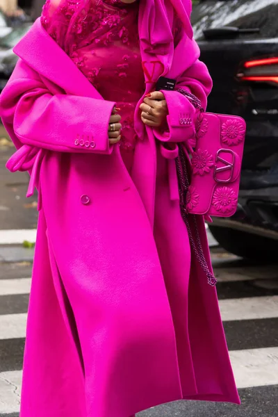 프랑스 2022 양모와 캐시미어 코트와 분홍색 발렌티노가라 스타일의 — 스톡 사진