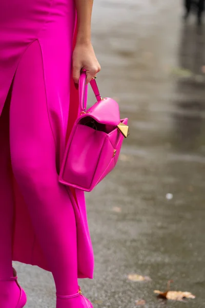 2022年10月2日 女人们穿着毛绒绒羊绒混纺外套和粉红小一号皮手提包 街道风格的细节 — 图库照片