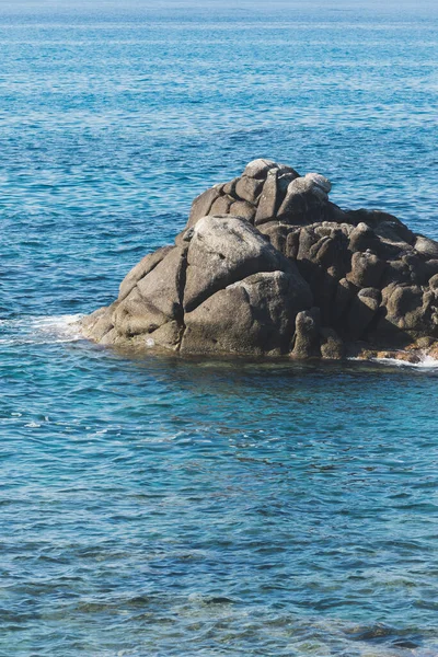 Vahşi Kayalık Sahil Kıyısı Deniz Dalgalar Deniz Kıyısındaki Kayalara Vurur — Stok fotoğraf