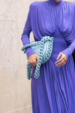Paris, Fransa - 3 Ekim 2022: Kadın mor balıkçı yaka kazak giyiyor. Uzun kollu, kıvrımlı midi elbise, açık mavi sahte deri Falabella omuz çantası Stella McCartney 'den, sokak tarzı detaylar..