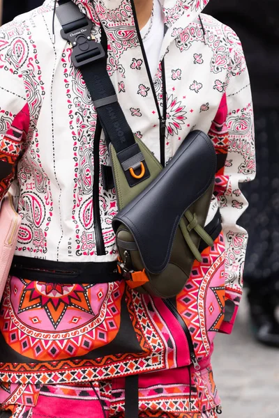 2022年10月3日 法国巴黎 女人穿着Saddle 3Way Christian Dior Street Style Details — 图库照片