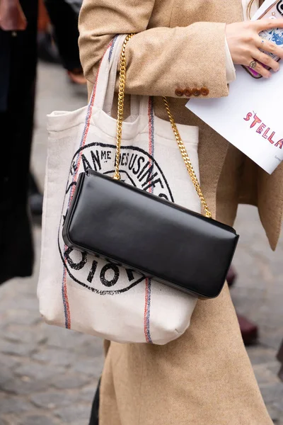 フランス 2022年10月3日 女性はチェーンバッグを身に着けていますTriomphe Celine ストリートスタイルの詳細 — ストック写真